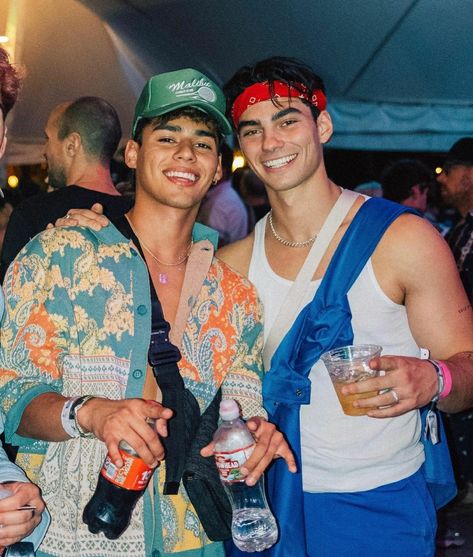 Guy Coachella Outfits, Music Festival Outfits Men, Jacob Rtt, Coachella Outfit Men, Men Festival Outfit, Coachella Fits, Coachella 2024, Rave Outfits Men, Jacob Rott