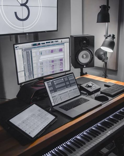 Modern Music Studio, Bedroom Music Studio, Home Recording Studio Equipment, Studio Room Design, Home Studio Desk, Home Recording Studio Setup, Producer Studio, Recording Studio Setup, Home Music Rooms