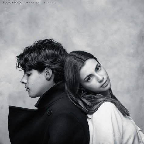 Teen Brother Sister Portraits, Two Person Portrait Photography, Teen Sibling Portraits, Teen Sibling Photoshooting Ideas, Family With Older Kids Poses, Older Sibling Photo Shoots, Sibling Photoshoot Ideas Older, Brother And Sister Poses, Sibling Photoshoot Ideas