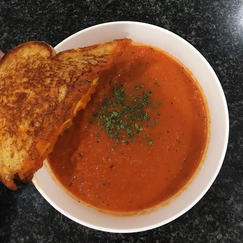 [Homemade] Roasted red pepper & tomato soup and a grilled cheese. Red Pepper Tomato Soup, Soup Aesthetic, Tomato Soup Grilled Cheese, Grilled Cheese And Tomato Soup, Sick Food, Grilled Cheese With Tomato, Sandwich Day, Cheese And Tomato, Cheese Food