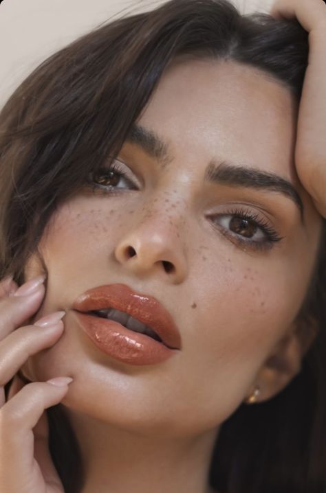 Makeup Lip Combo, Natural Makeup Glowy, Em Rata Style, Makeup Glowy, Hourglass Cosmetics, Cruelty Free Cosmetics, Glowy Makeup, Clean Makeup, Emily Ratajkowski