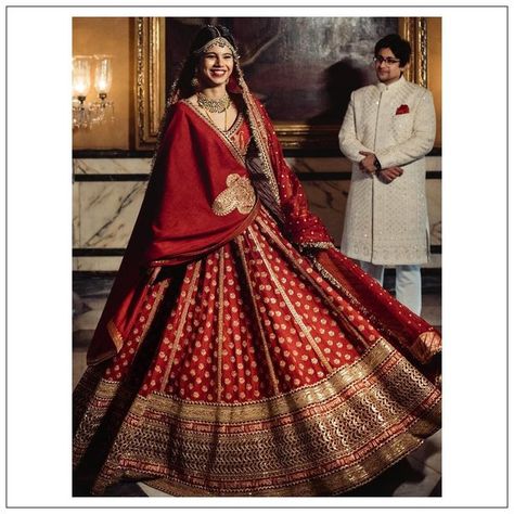 Lehenga Frock, Front Open Gown, Sabyasachi Lehenga Bridal, Pakistani Bridal Dress, Sabyasachi Bride, Red Bridal Dress, Latest Bridal Lehenga, Bridal Dupatta, Sabyasachi Lehenga