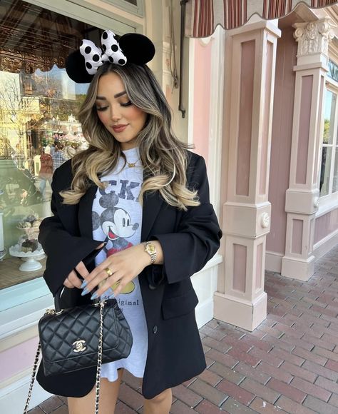 Mickey Disney Outfit, Old Money Disney Outfits, Halloween At Disneyland Outfits, Orlando Outfits Winter, Disney Outfits November, Christmas Disneyland Outfit, Outfit Para Disney, Disney Holiday Outfits, Disneyland Family Outfits