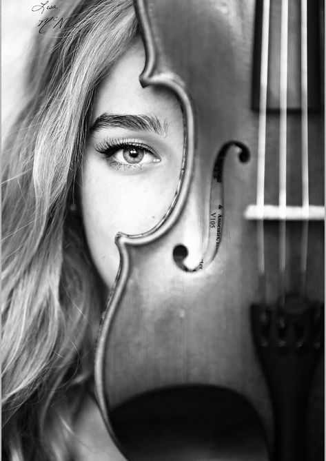 Violin Senior Pictures, Violinist Photography, Violin Aesthetic, Punk Photoshoot, Violin Pics, Violin Photography, Music Photoshoot, Senior Year Pictures, Musician Portraits