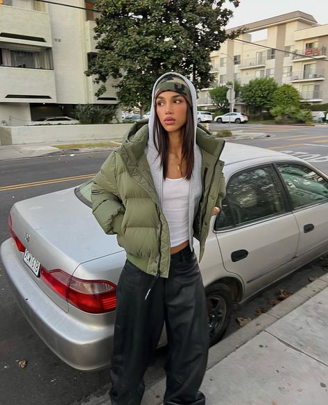 Big Jackets Outfits, Women Streetwear Outfits Winter, Winter Fit Streetwear, Winter Outfits Aesthetic Streetwear, Light Blue Outfit Winter, Grey Beanie Outfit Aesthetic, Camo Beanie Outfit, Chicago Cold Weather Outfits, Cold Fits Streetwear