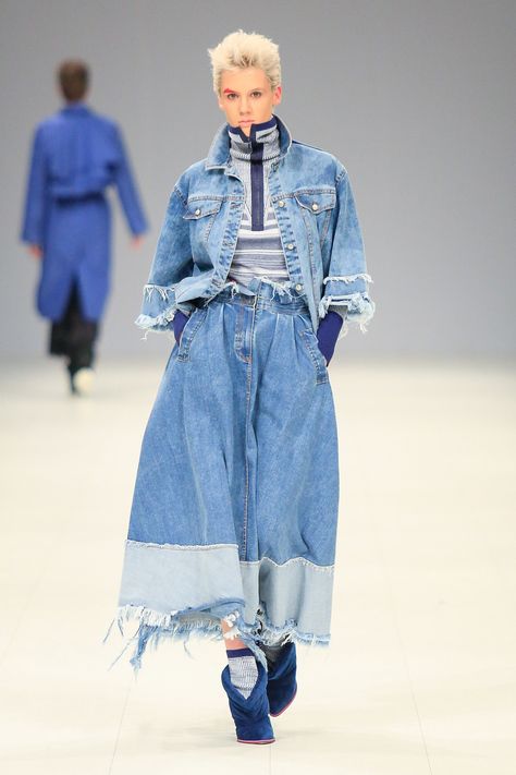 See the complete Bobkova Ukraine Fall 2017 collection. Silhouette Mode, Denim Inspiration, Denim Ideas, Denim Wear, Denim Day, Upcycle Jeans, Fashion Jeans, Outfit Jeans, Denim Trends