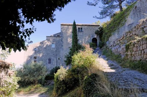 Provence : les 12 plus beaux villages du Luberon | Atterrir.com Southern Reach, Chateau Medieval, Beaux Villages, Provence, France, House Styles, Building, Travel