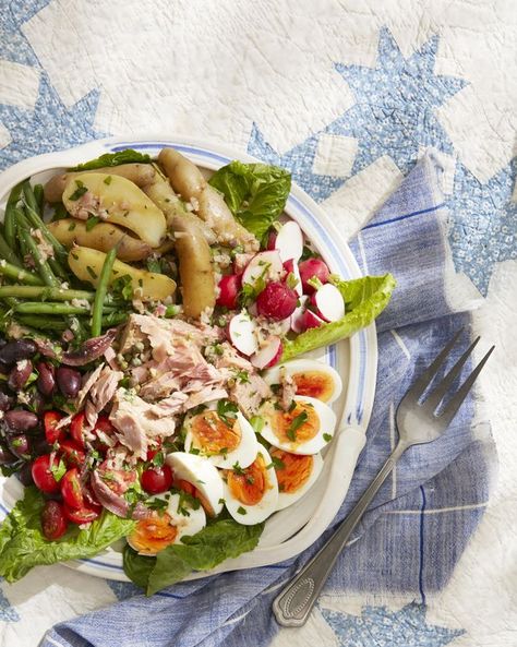 Salmon Nicoise, Salmon Nicoise Salad, Nicoise Salad Recipe, Summer Picnic Food, Canned Tuna Recipes, Healthy Tuna Salad, Healthy Tuna, Canned Tuna, Nicoise Salad