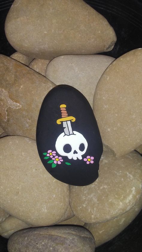 Witchy Rock Painting Ideas, Cute Skull Painting, Skeleton Painted Rocks, Horror Movie Rock Painting, Goth Rock Painting, Witchy Rock Painting, Skull Rock Painting, Skull Painting Easy, Skull Painted Rocks