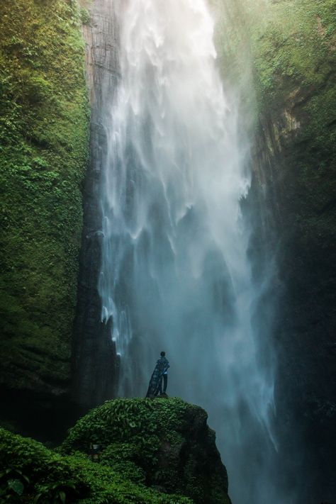 This image managed to simultaneously add scale and take it away. The human element that was included shows that the waterfall is huge, but by excluding part of it we don't know just how huge it could be. Travel Bucket Lists, Tasmania Travel, Waterfall Wallpaper, Monteverde, Waterfall Photography, Bucket Lists, Affiliate Marketer, Photography Travel, Wanderlust Travel