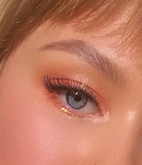 Eyeshadow Looks Peach, Peachy Pink Eyeshadow, Peach And Gold Makeup, Simple Boho Makeup, Light Orange Makeup Look, Peachy Gold Makeup, Subtle Orange Makeup, Peach Makeup Aesthetic, Peach Dress Makeup Ideas