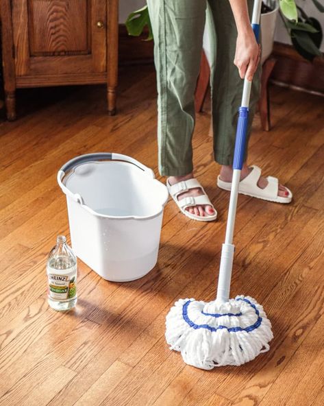 Hardwood Floor Cleaner Diy, Wood Floor Cleaner Hardwood, Diy Wood Floor Cleaner, Best Hardwood Floor Cleaner, Best Floor Cleaner, Cleaning Wooden Floors, Cleansing Foods, Diy Floor Cleaner, Mopping Hardwood Floors