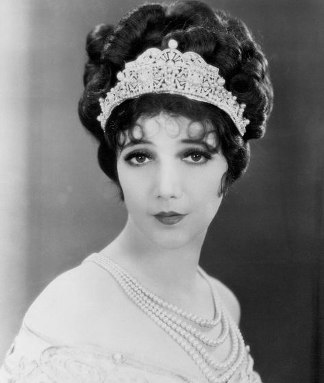 Silent film actress Jetta Goudal, Lady of the Pavements (La Paiva), 1929. Forest Lawn Memorial Park, Bebe Daniels, 1920 Fashion, Silent Film Stars, Silent Movie, Hollywood Walk Of Fame, Silent Film, 1920s Fashion, Walk Of Fame