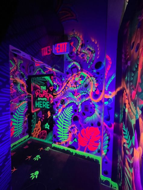 Black Light Room, Miami Party, Trippy Room, Neon Jungle, Nightclub Design, Neon Room, Psy Art, Party Room, Neon Aesthetic