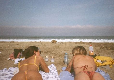 Film Camera Inspiration, Beach Camera Aesthetic, Disposable Camera Photo Ideas, Digital Camera Summer Photos, Beach Disposable Pictures, Disposable Camera Beach Pictures, Film Camera Beach Photos, Film Summer Aesthetic, Film Inspo Aesthetic