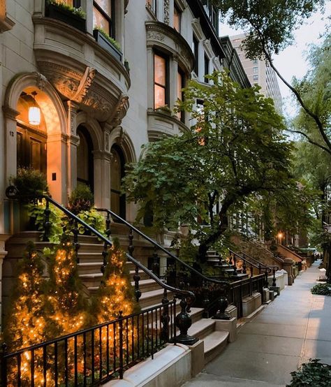 Upper West Side Apartment, Nyc Townhouse, Citizen Of The World, New York Vibes, Nyc Fall, Autumn In New York, Nyc Aesthetic, Nyc Life, New York Life