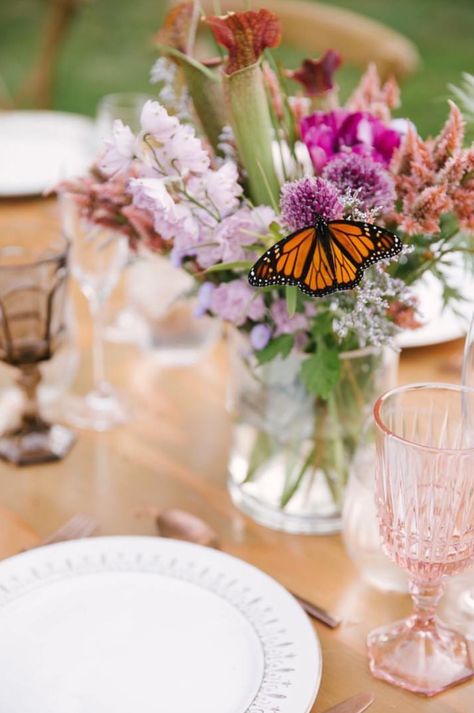 Centrepiece with butterfly details Butterfly Tablescape, Butterfly Table Decorations, Butterfly Centerpiece, Butterfly Centerpieces, Birthday Party At Park, Butterfly Details, Birthday Party Table Decorations, Park Birthday, Butterfly Table