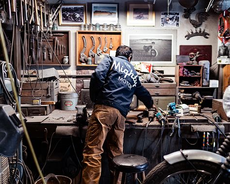 Workshop Mancave, Vintage Garage Ideas, Shinya Kimura, Scrambler Custom, Mechanic Shop, Art Studio Design, Old Garage, Mechanic Garage, Motorcycle Shop