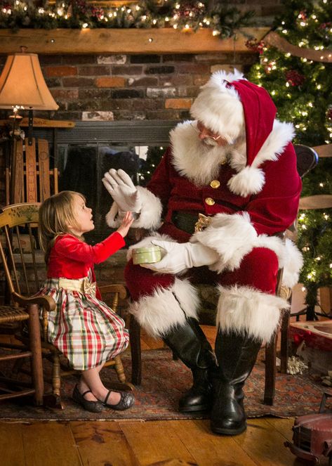 Christmas Santa Photoshoot, Posing With Santa, Santa Claus Photoshoot Ideas, Santa Photo Ideas, Pictures With Santa Ideas Mini Sessions, Santa Family Pictures, Santa Fireplace Photoshoot, Santa Photoshoot Mini Sessions Outside, Santa Photoshoot Mini Sessions