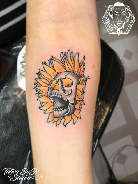 Sunflower Tattoo Simple, Skull Sunflower, Half Skull, Sunflower Tattoo Design, Sunflower Tattoo, Tattoo Work, A Skull, Skull Tattoos, Tattoo Designs For Women