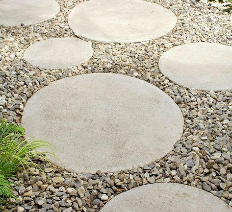 Concrete Patio Extension Ideas, Round Pavers, Patio Extension Ideas, Round Stepping Stones, Diy Concrete Patio, Stepping Stone Walkways, Stepping Stone Paths, Concrete Stepping Stones, Decorative Gravel