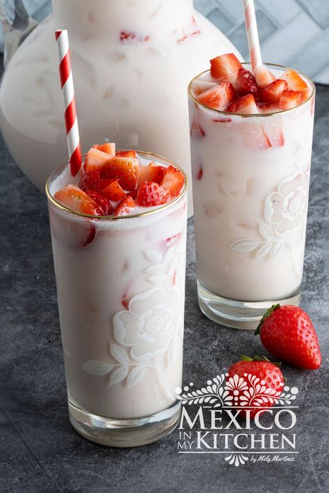 Strawberry Agua Fresca Recipe, Strawberry Agua Fresca, Mexico In My Kitchen, Traditional Mexican Desserts, Agua Fresca Recipe, Mexican Drinks, Mexican Dessert Recipes, Colorful Dishes, Mexican Dessert