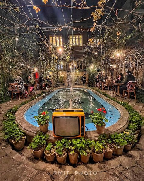 Iranian Furniture, Persian Courtyard, Iranian Restaurant, Iran Aesthetic, Ancient Buildings Architecture, Persian Gardens, Persian Restaurant, Resturant Design, Beautiful Iran