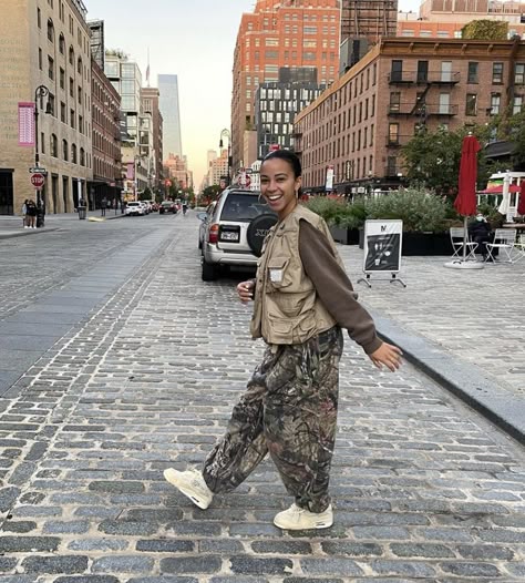 Camo Cargo Pants Outfit Street Style, Style Camo Cargo Pants, Camo Street Style, Cargo Pants Outfit Aesthetic, Camo Cargo Pants Outfit, Camo Aesthetic, Womens Camo Pants, Camo Pants Outfit, Cargo Outfit