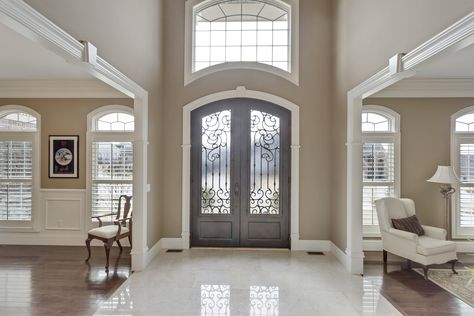 Beautiful entry way, big foyer, open foyer with marble floors House Entrance Ideas Entryway, Foyer Tile Ideas, Entrance Ideas Entryway, Foyer Wall Decor, Entrance Foyer Design, Foyer Ideas Entryway, Open Foyer, Foyer Staircase, Foyer Flooring