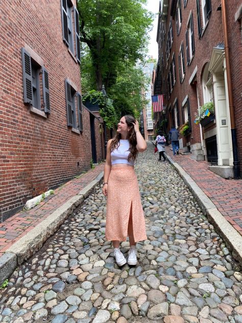 boston aesthetic | beacon hill | old brick | photo inspo | boston summer | travel boston | outfit inspo | midi skirt Boston Pictures Ideas, Boston Instagram Pictures, Boston Girl Aesthetic, Boston Fits, Boston Photoshoot, Gracie Concert, Toronto Summer, Boston Pictures, Travel Boston