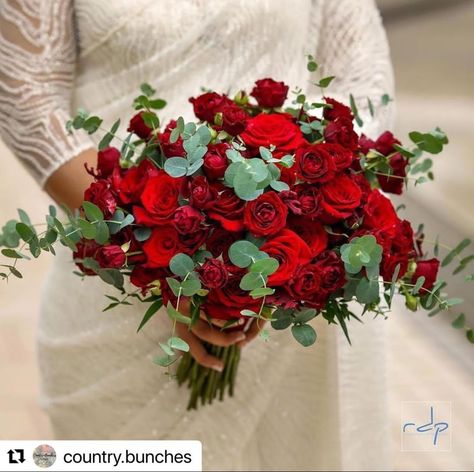 Red Bridesmaids Bouquets, Ballon Arrangements, Kandyan Bridesmaid, Nikkah Decor, Red Flower Bouquet, Red Bridal Bouquet, Bridal Bouquet Spring, Wedding Bouquets Bride, Red Bouquet