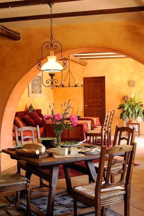 Love the warmth of the wall color and beautiful arched doorway. Kitchens Decor, Spanish Style Kitchen, Mexican Interiors, Mexican Kitchen Decor, Spanish Decor, Mexico House, Mexican Kitchens, Warm Home Decor, Mexican Home Decor