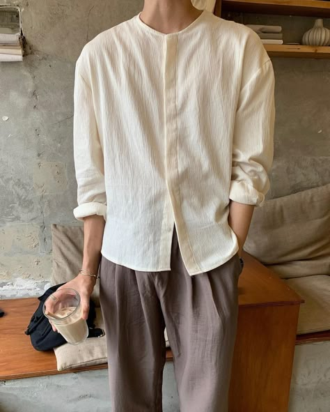 Mens Clothing Styles Linen, Linen Men Outfit, Simple Korean Outfits, Linen Shirt Outfit, 90s Street Style, Hippie Cardigan, Mens Smart Casual Outfits, Cute Ootd, Shirt Outfit Men