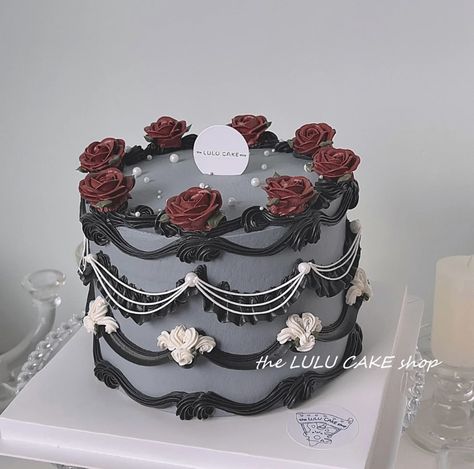 Black Bday Cake Ideas, Dark Aesthetic Cake Ideas, Gothic Birthday Cakes Dark, Black Birthday Cake Aesthetic Vintage, Grunge Cake Ideas, Emo Cake Ideas, Y2k Cakes Birthday, Birthday Cake Grunge, Dark Vintage Cake