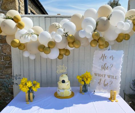 Yellow And Brown Gender Reveal, Neutral Gender Reveal Party Decorations Simple, He She What Will It Bee Gender Reveal, What Will It Be Gender Reveal, Gender Reveal Ideas Gender Neutral, Theme For Gender Reveal Party, Gender Reveal Bee Ideas, Neutral Bee Gender Reveal, Bee Theme Gender Reveal Party Decorations Diy