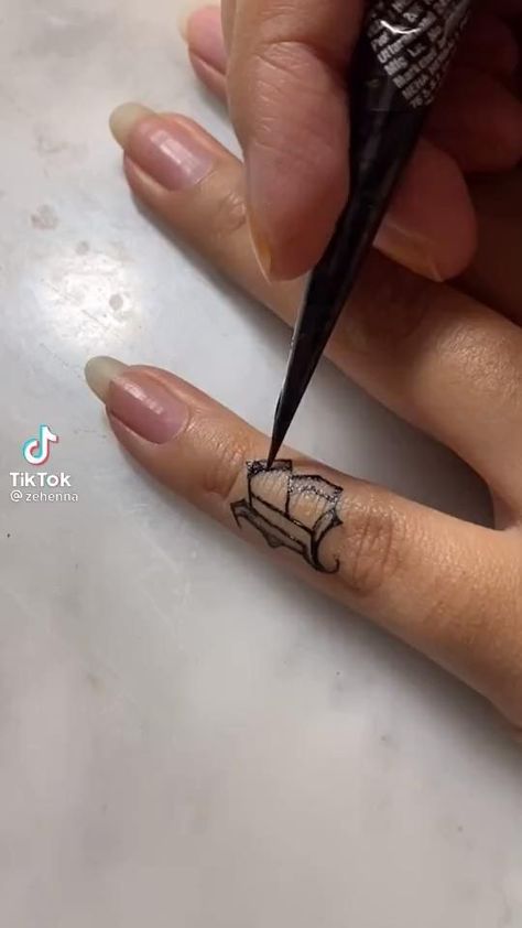 Small Henna Tattoos, Simple Hand Tattoos, Tato Henna, Pretty Hand Tattoos, Henna Tattoo Hand, Pen Tattoo, Hand Doodles, Bff Birthday, Skeleton Hand Tattoo