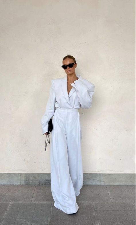 #whites #style Clean Girl Outfit, Lunch Dresses, Tik Tokers, Long Skirt Outfits, Outfit Inspired, All White Outfit, Woman Suit Fashion, Blazer Designs, Skirt Mini