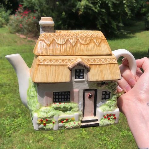 Cute Teapot, Novelty Teapots, Cottage In The Woods, Dream Cottage, Cute Kitchen, Teapots And Cups, Cozy Cottage, The Grass, Cute Mugs