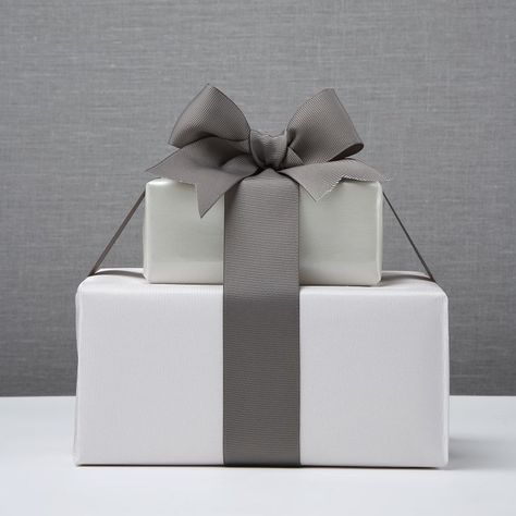 Stacked Gift Wrapping, Big Box Gift Wrapping Ideas, Wedding Present Wrapping, Gray Ribbon, Birthday Room Decorations, Wedding Gift List, White Wrapping Paper, Wedding Gift Wrapping, Gifts Wrapping Diy