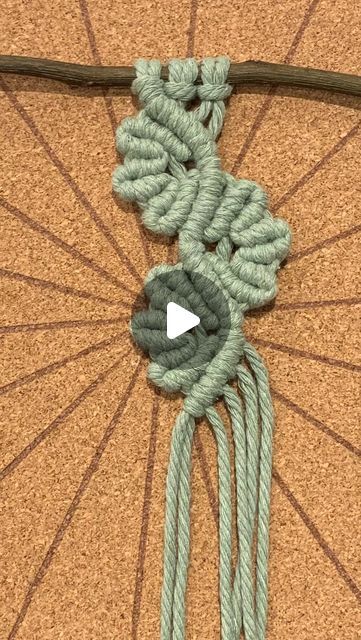 Norris Atelie on Instagram: "Leaves Macrame 🍃 #macrame#handmade#knot#artesanal#tutorial#cord#leaves#folha#ornament#ideia#🍃#diy#norrisatelie#artesanato" Macrame Leaves Tutorial, Macrame Leaf Tutorial, Leaves Macrame, Macrame Leaf, Deco Boheme, Macrame Patterns Tutorials, Macrame Tutorial, Crochet Diy, Macrame Patterns