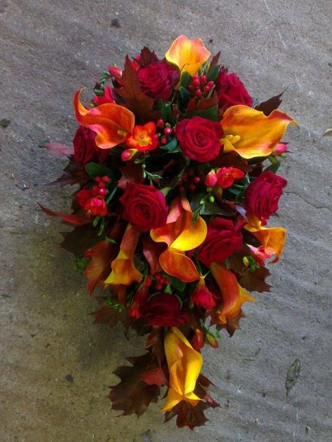 Fall colors! Vintage Winter Weddings, Wedding Bouquet Ideas, Wedding October, Cascading Bouquet, Red Bouquet Wedding, Red Bouquet, Winter Bride, Fairy Wedding, Cascade Bouquet