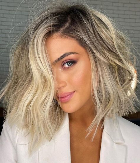 Ash Blonde Short Hair, Medium Blonde Hair, Short White Hair, Short Hair Highlights, Blonde Lob, Messy Bob, Silver Blonde Hair, Blonde Wavy Hair, Blond Balayage