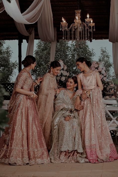 Pakistani Brides Sister Dresses, Bridesmaid Photoshoot Indian, Nikkah Photos, Wedding Group Poses, Shaadi Photography, Desi Bridesmaids, Bride And Bridesmaid Pictures, Bridesmaid Poses, Bridesmaid Pictures