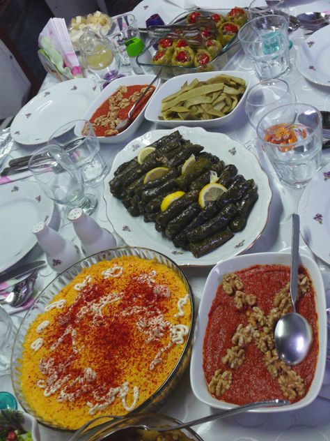 Turkish Dinner Table Turkish Dinner Table, Turkish Lunch, Sunday Family Dinner Ideas, Turkish Dinner, Healthy Soul Food, Easy Summer Dinners, Lunch Table, Thanksgiving Dinner Recipes, Soul Food Dinner