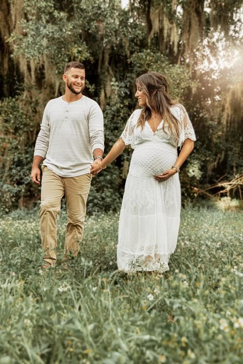 Spring Maternity Photos, Summer Maternity Photos, Couple Maternity Poses, Maternity Shoot Outfit, Fall Maternity Photos, Maternity Photography Poses Outdoors, Outdoor Maternity Photos, Maternity Photo Outfits, Maternity Photography Poses Couple