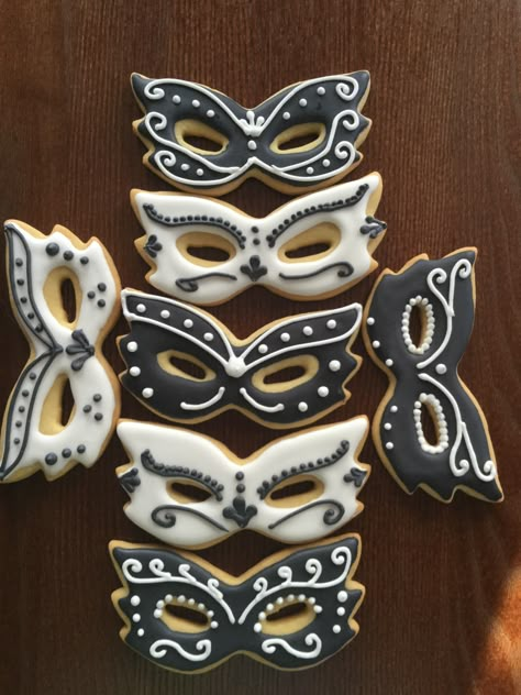 Sweet 16 Masquerade Cake, Masquerade Ball Birthday Party Ideas, Masquerade Cookies Decorated, Masquerade Graduation Party, Masquerade Party Decorations Theme Decor, Masquerade Desserts, Masquerade Party Food, Masquerade Food, Masquerade Sweet 16 Ideas