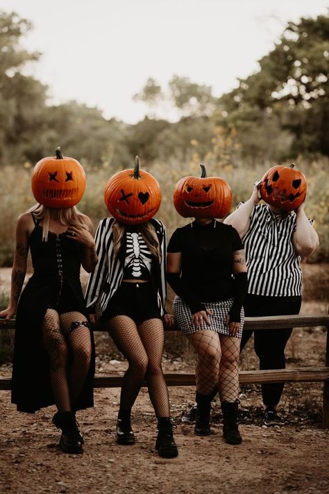 Halloween Pumpkin Photoshoot, Pumpkin Head Photoshoot Friends, Pumpkinhead Photoshoot, Pumpkin Photoshoot, Pumpkin Photography, Halloween Tights, Pumpkin Heads, Fall Friends, Pumpkin Pictures