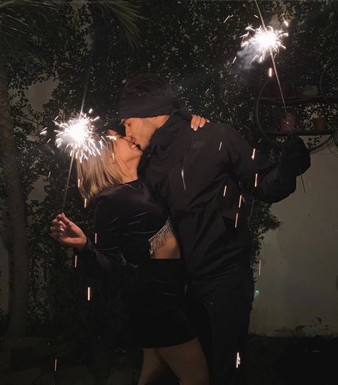 New Year’s Eve Picture Ideas Couples, New Years Eve Photoshoot Ideas Couple, New Years Picture Ideas Couples, New Year Couple Pictures Photo Ideas, Happy New Year Couple Pictures, New Year’s Eve Couple Pictures, Nye Couples Picture, New Years Kiss Aesthetic, New Years Eve Couple Pictures