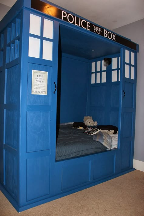 Dr. Who TARDIS bed build OMG is it bad that I really want this and I'm in my 20s?? Tardis Bookshelf, Doctor Who Tardis, Deco Originale, Police Box, Wibbly Wobbly Timey Wimey Stuff, The Tardis, Torchwood, Timey Wimey Stuff, Blue Box