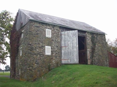 18th Century Swiss-style Pennsylvania forebay bank barn   Do you like barns? I’ve always had this thing for these imposing structures. Whi... Pennsylvania Dutch Art, Ribbed Vault, Bucks County Pennsylvania, Bank Barn, Hand Hewn Beams, Barn Pictures, Stone Barns, Stone Cladding, Pennsylvania Dutch